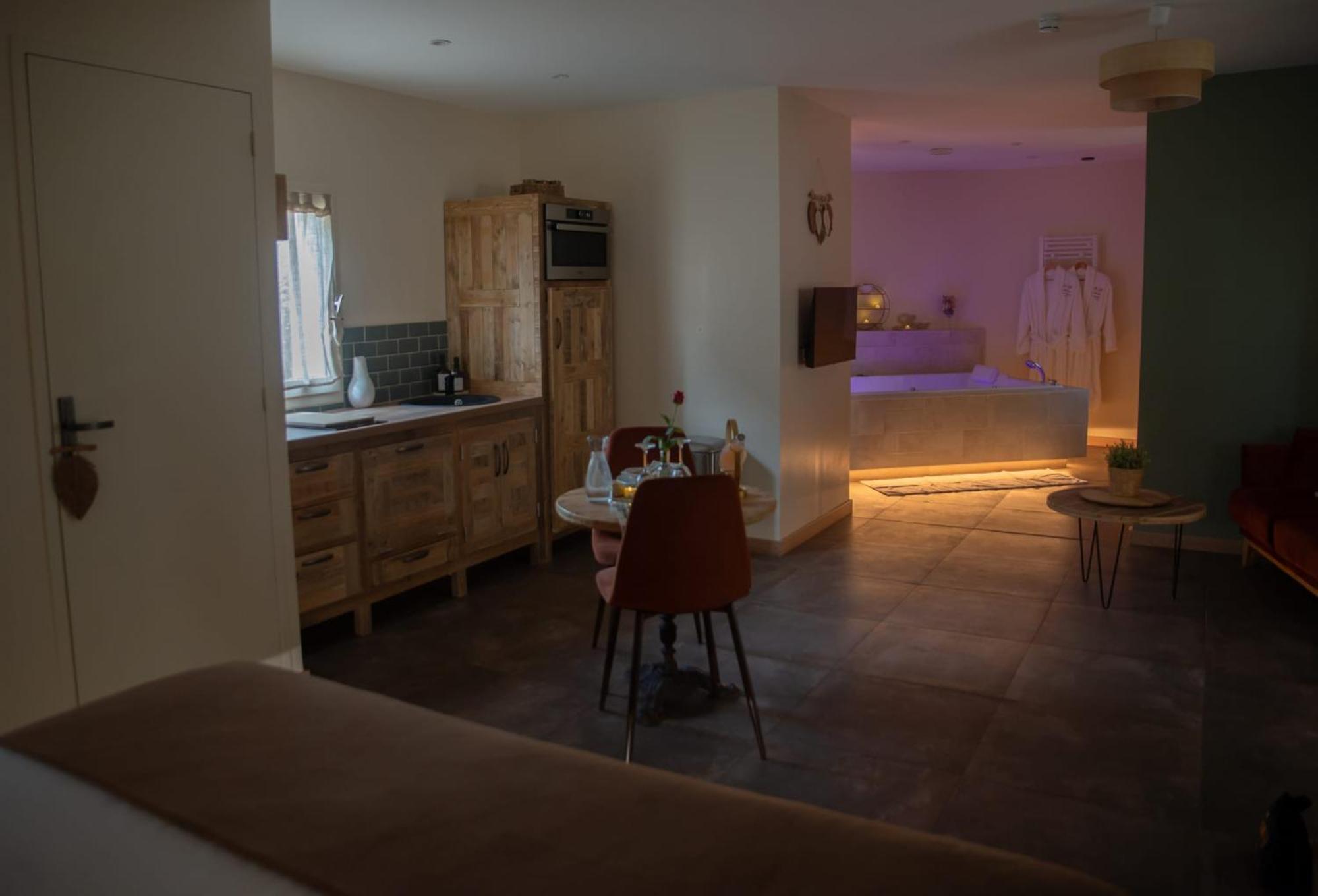 Le Mas Aux Amoureux , Suite Romantique Et Spa Le Barcares Exterior photo