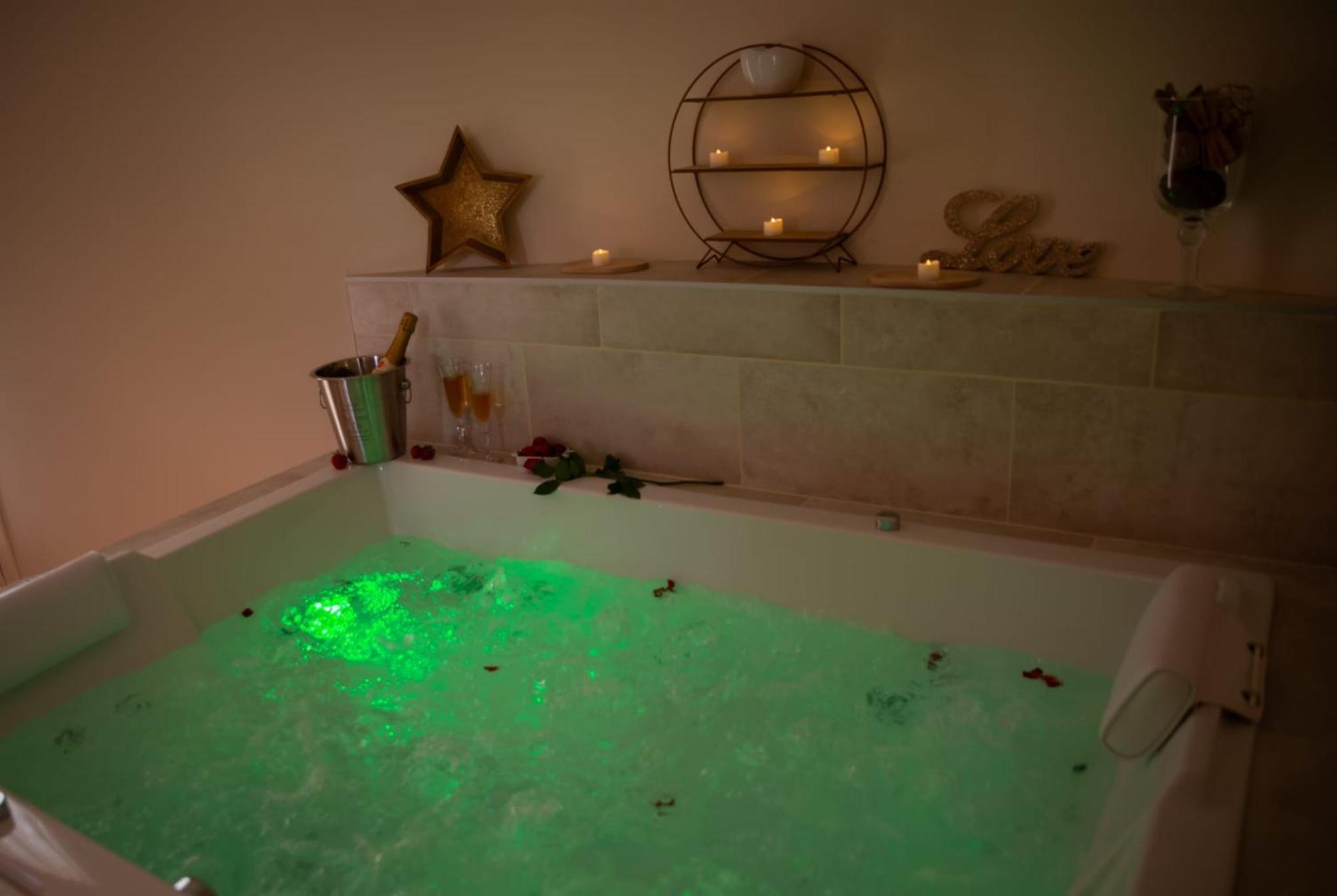 Le Mas Aux Amoureux , Suite Romantique Et Spa Le Barcares Exterior photo