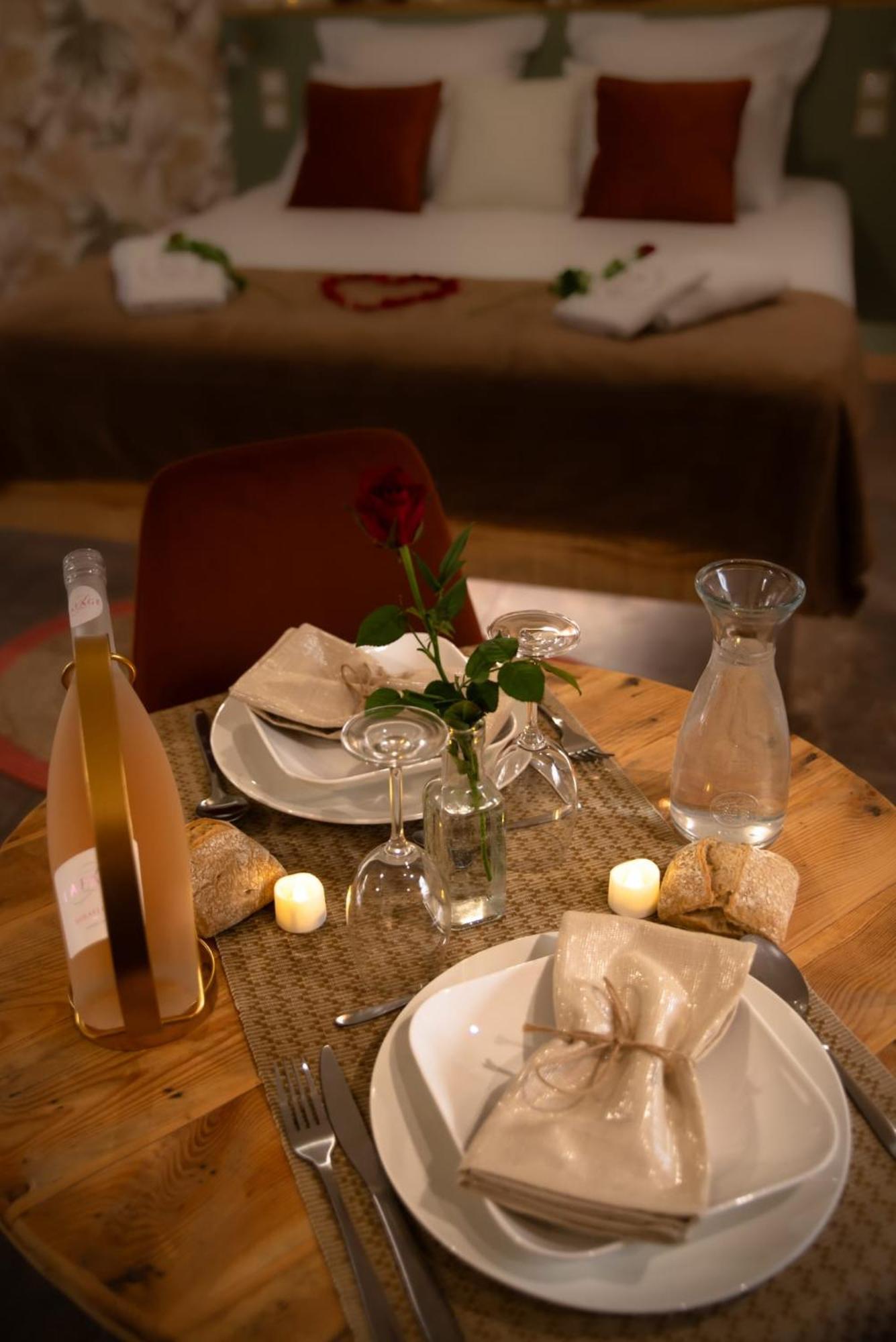 Le Mas Aux Amoureux , Suite Romantique Et Spa Le Barcares Exterior photo
